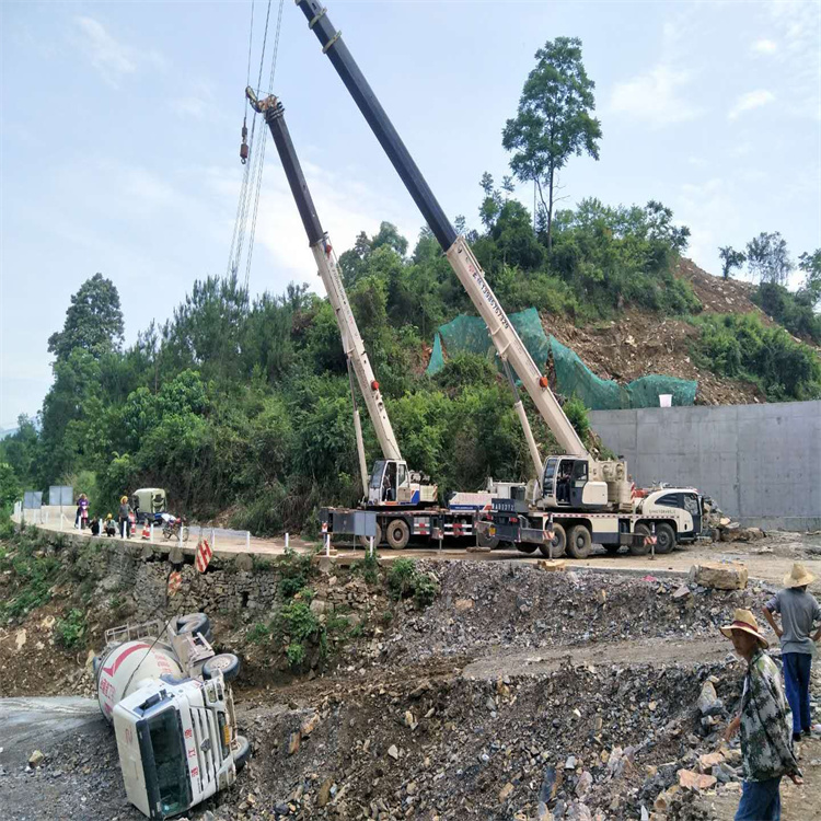 玉山县汽车掉沟里叫吊车救援要多少钱